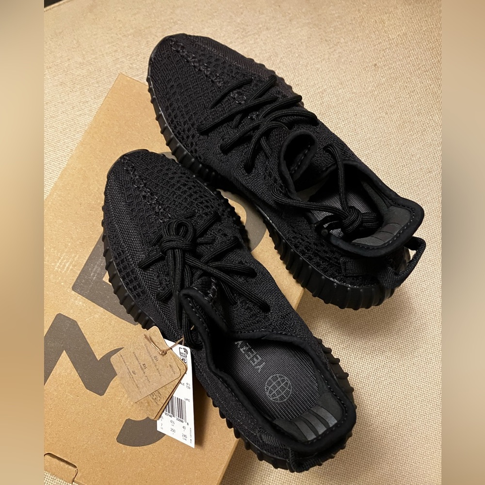 Yeezy Boost 350 V2, brand new never worn size us men 7, us women 8